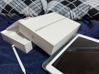 Ipad 6th Gen & Apple Pencil (Negotiable) with sim slot and 128 gb