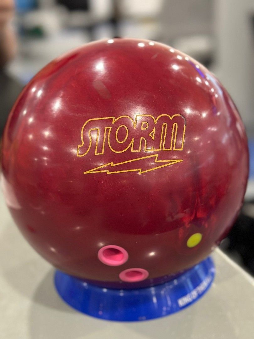 Iq ruby bowling ball Sports Equipment Sports Games Billiards