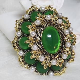 "JADE EUROPEAN FLAIR" Chinoiserie Courtyard Peacock Green White Pearls
Antique Gold Flower Oval Dragon Brooch Decoration Ornament