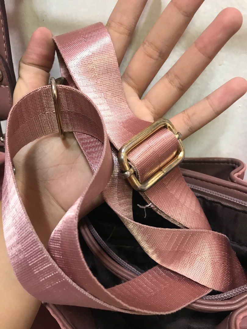 Jovanni Bag (Category: Shoulder Bags) located in Caloocan City. Submitted by decluttervette (Listing ID 1269754479, Image 2). Description: Strap issue but with extra strap for body sling pm me for more pics .