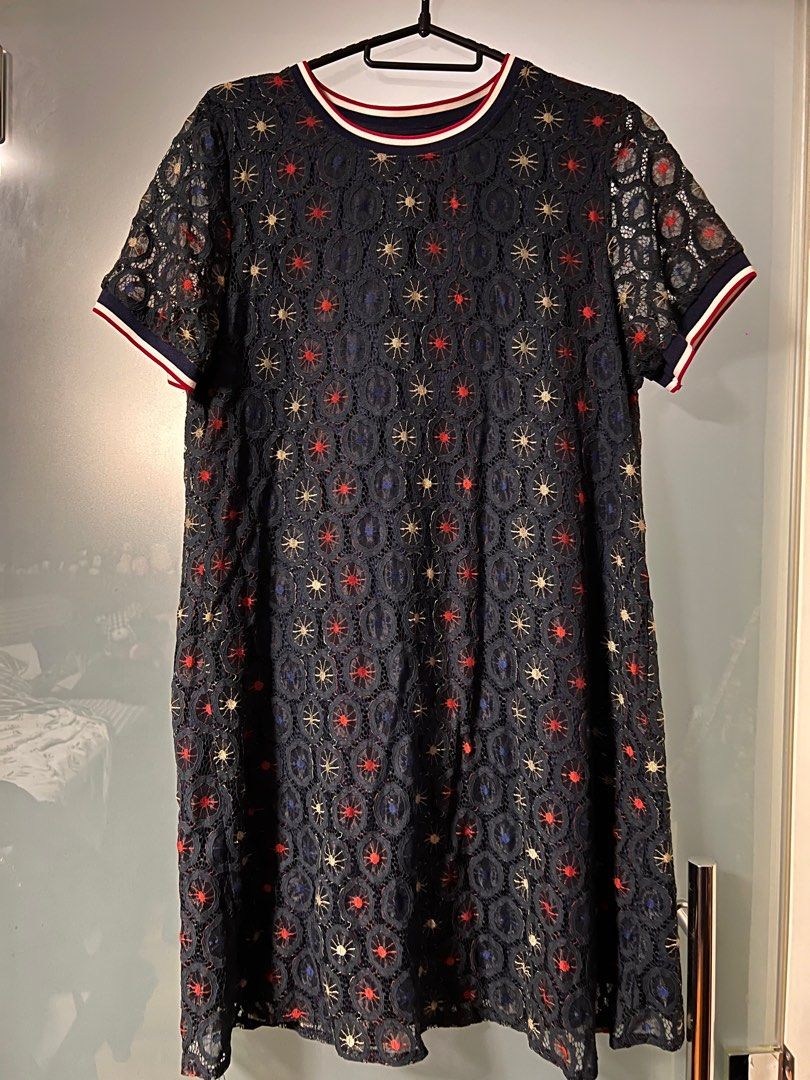 Joyeus lace shift dress with round neck