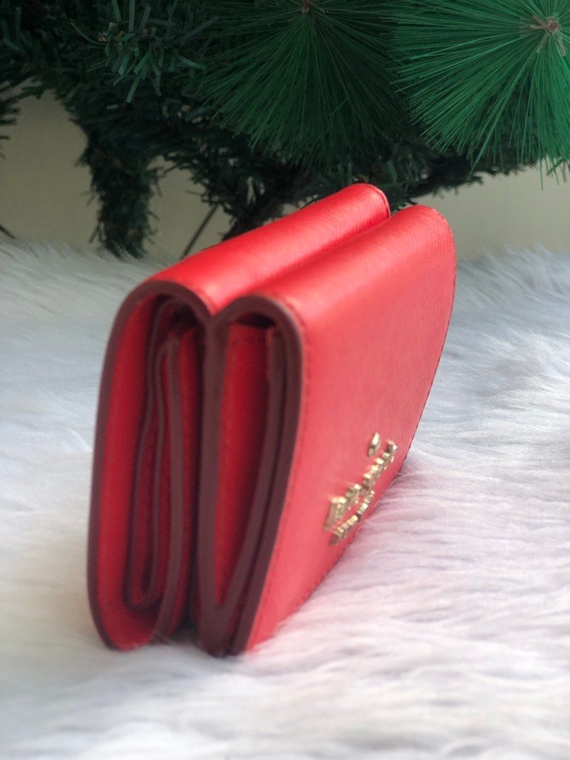 Katespade wallet (Category: Luxury Bags & Wallets) located in General Trias. Submitted by mybag2025 (Listing ID 1269848015, Image 2). Description: Signs of usage only In good condition Guaranteed original.