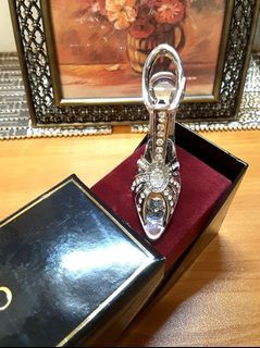 LIDO麗都紅磨坊限量珠寶鞋。長8cm寬2cm高6cm。