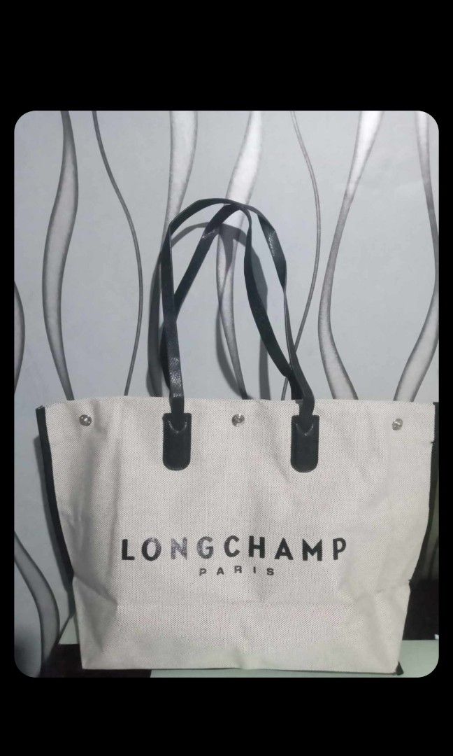 Longchamp Tote Bag (Category: Tote Bags) located in Valenzuela. Submitted by etzetera26 (Listing ID 1269898150, Image 2). Description: Longchamp Tote Bag medium to Large adjustable.