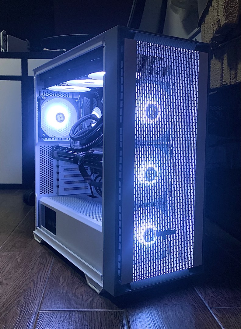 WHITE GAMING PC MID TEIR RX5700 XT Ryzen 5 2600 16GB CRUCIAL