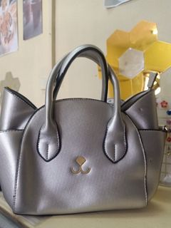 Nice silver Ladies handbag (pre-owned)