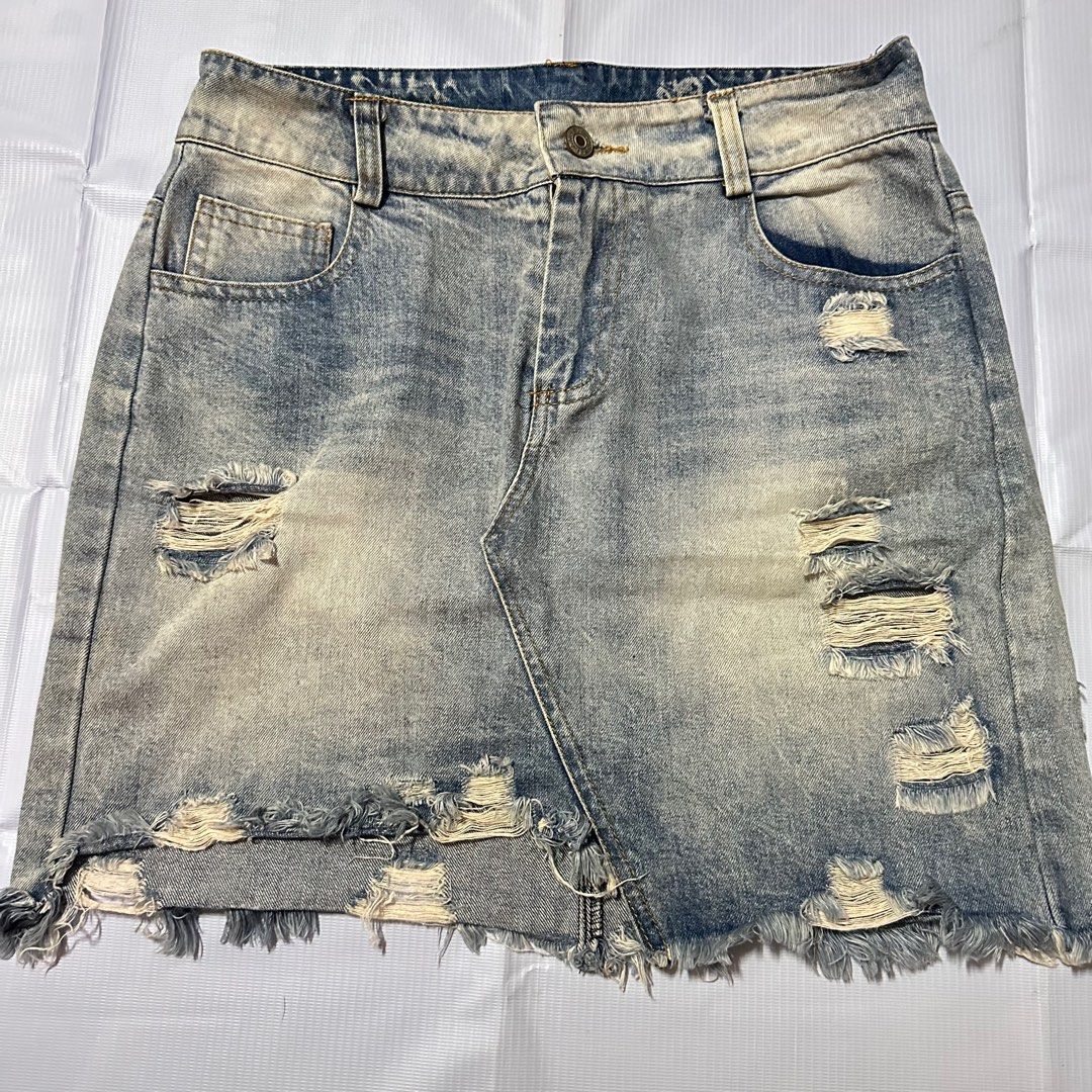 ripped skirt (Category: Skirts) located in Manila. Submitted by daaaann (Listing ID 1269770211, Image 1). Description: 28-29.
