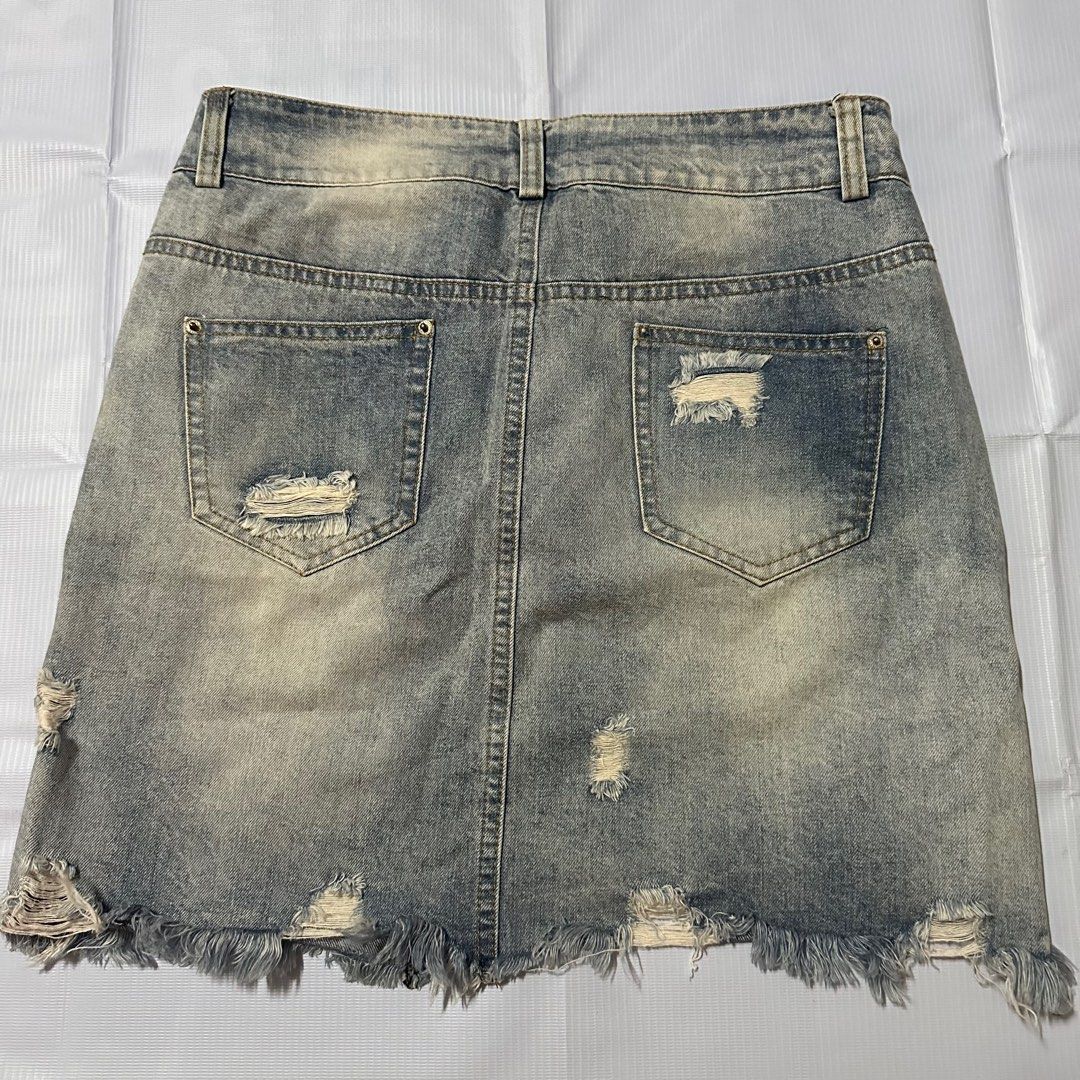 ripped skirt (Category: Skirts) located in Manila. Submitted by daaaann (Listing ID 1269770211, Image 2). Description: 28-29.