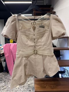 Sgorgeous light beige top