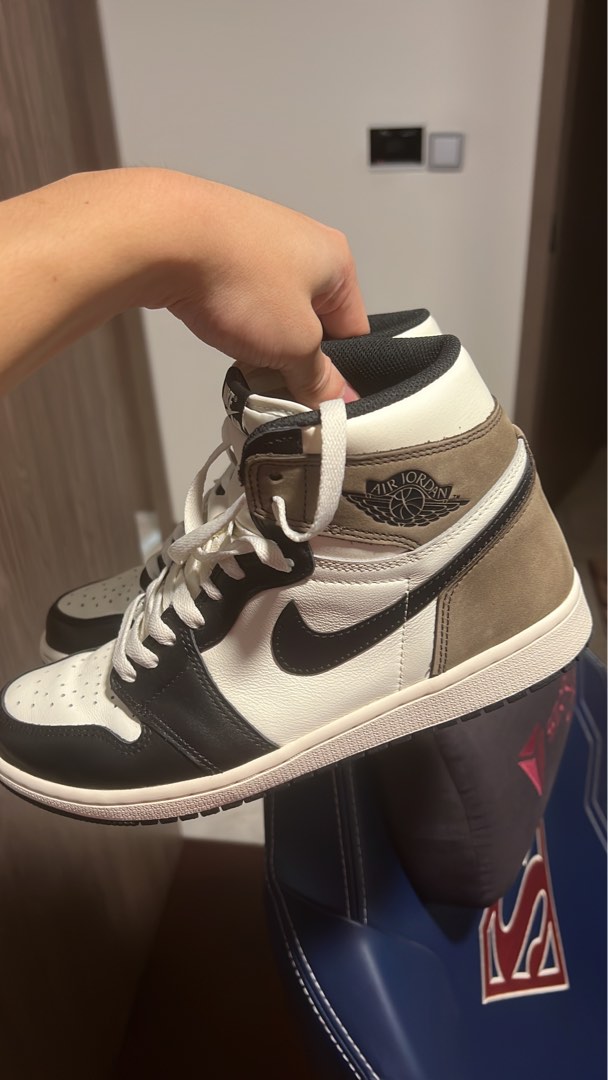 air jordan 1 mocha size 9