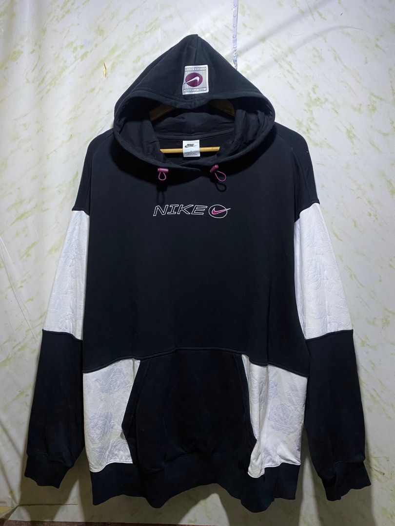 (1/1) Nike Sample - Rare Y2K Design Embroidered Jacket (Category: Coats, Jackets and Outerwear) located in Paranaque City. Submitted by millennial_goodz (Listing ID 1270038316, Image 1). Description: WTS 1 out of 1 Nike Sample Jacket Embroidered Front Design White part has Floral Design Good as new, no issues Size XL Oversized 28" Width - 31" Length Authentic - Sample Pair P3,500 only DM.