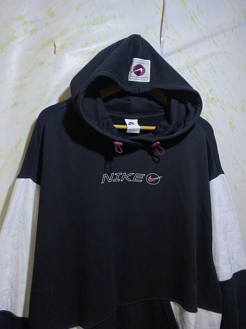 (1/1) Nike Sample - Rare Y2K Design Embroidered Jacket (Category: Coats, Jackets and Outerwear) located in Paranaque City. Submitted by millennial_goodz (Listing ID 1270038316, Image 2). Description: WTS 1 out of 1 Nike Sample Jacket Embroidered Front Design White part has Floral Design Good as new, no issues Size XL Oversized 28" Width - 31" Length Authentic - Sample Pair P3,500 only DM.