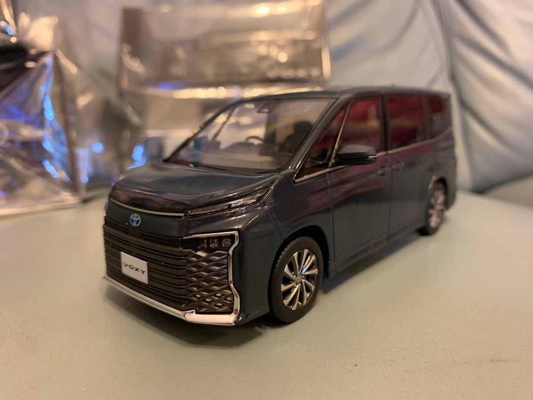 1:30 Toyota Voxy 90 系金屬豐田原廠色辦車灰藍色, 興趣及遊戲, 玩具 
