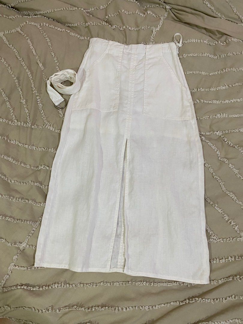 Araw the Line Patch Pocket Skirt (Category: Skirts) located in Manila. Submitted by preloved.jem (Listing ID 1269964579, Image 2). Description: Used twiced at most! / good as new! / one of my first araw pieces hehe STAPLE 🤍 / SMALL ON TAG Original price: ₱5600 + sf RFS: doesn’t fit me anymore🥲 NOTE: Shipping items from Pampanga.