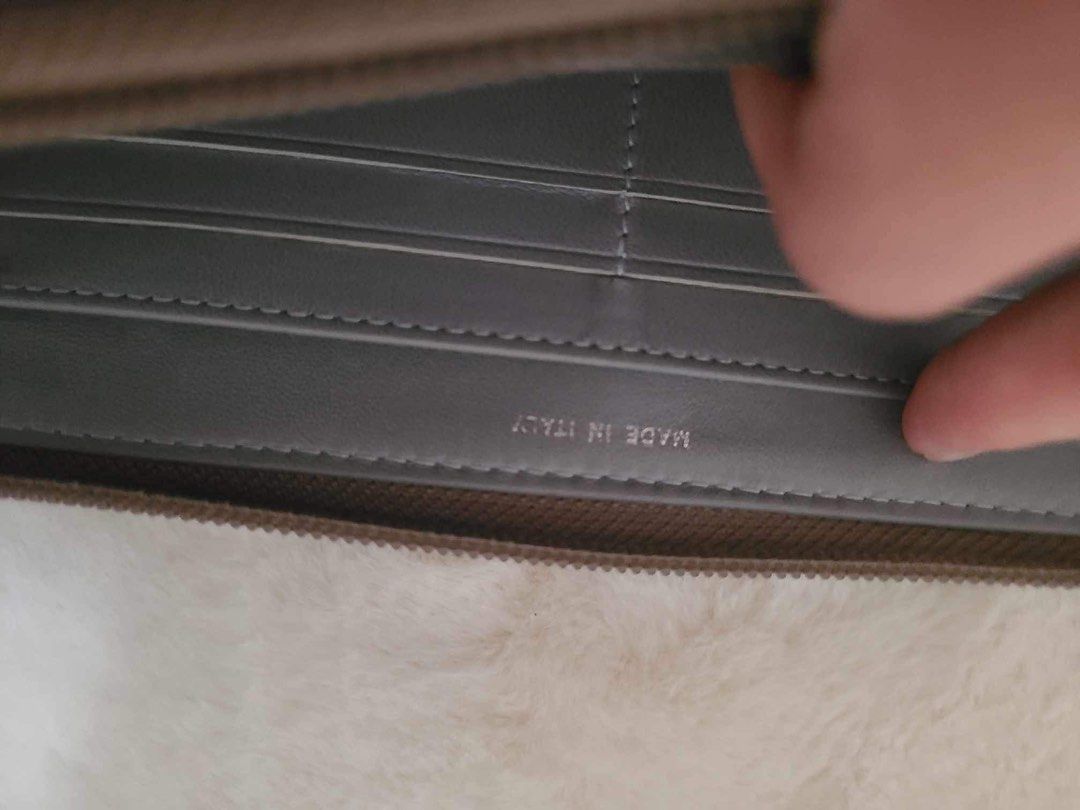 Authentic Chanel Camellia wallet zippy (Category: Luxury Bags & Wallets) located in Manila. Submitted by _prettyquick (Listing ID 1269929938, Image 3). Description: Preowned 100000% authentic holo intact wallet only.
