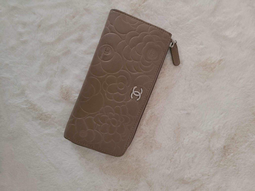 Authentic Chanel Camellia wallet zippy (Category: Luxury Bags & Wallets) located in Manila. Submitted by _prettyquick (Listing ID 1269929938, Image 1). Description: Preowned 100000% authentic holo intact wallet only.