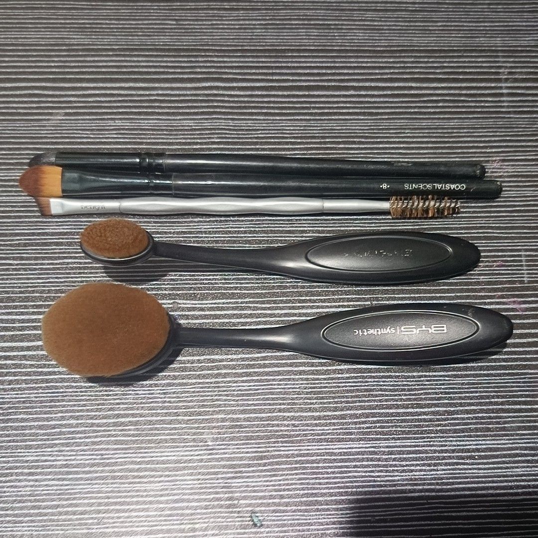 Authentic Sigma Benefit BYS Makeup Brushes Set (Category: Makeup) located in Lapu Lapu. Submitted by isabelomaski (Listing ID 1270034844, Image 3). Description: This Preloved Sigma Benefit BYS Makeup Brush Set includes the ff: 1. Sigma F40 Large Angled Contour Brush - SRP 1600 2. Sigma E55 and E40 Dual Ended Brush from Flare Palette - SRP 500+ 3. Sigma E45 Small Tapered Blending Brush 4. Benefit Dual-Ended Angled Eyebrow Brush - SRP 1000 5. BYS S