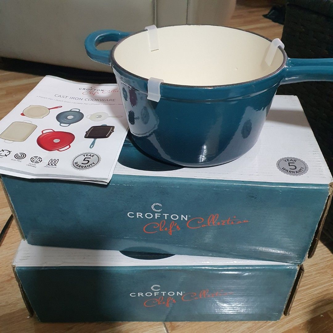 Cast Iron Sauce Pan 1.5L (Category: Cookware & Accessories) located in Taguig. Submitted by roma2701 (Listing ID 1269981666, Image 2). Description: Brandnew Open box 17 cm. Circumference 9 cm. depth.