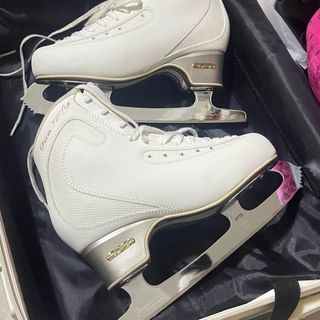 Edea Ice Fly figure skating shoes, MK blades, and blade guards set