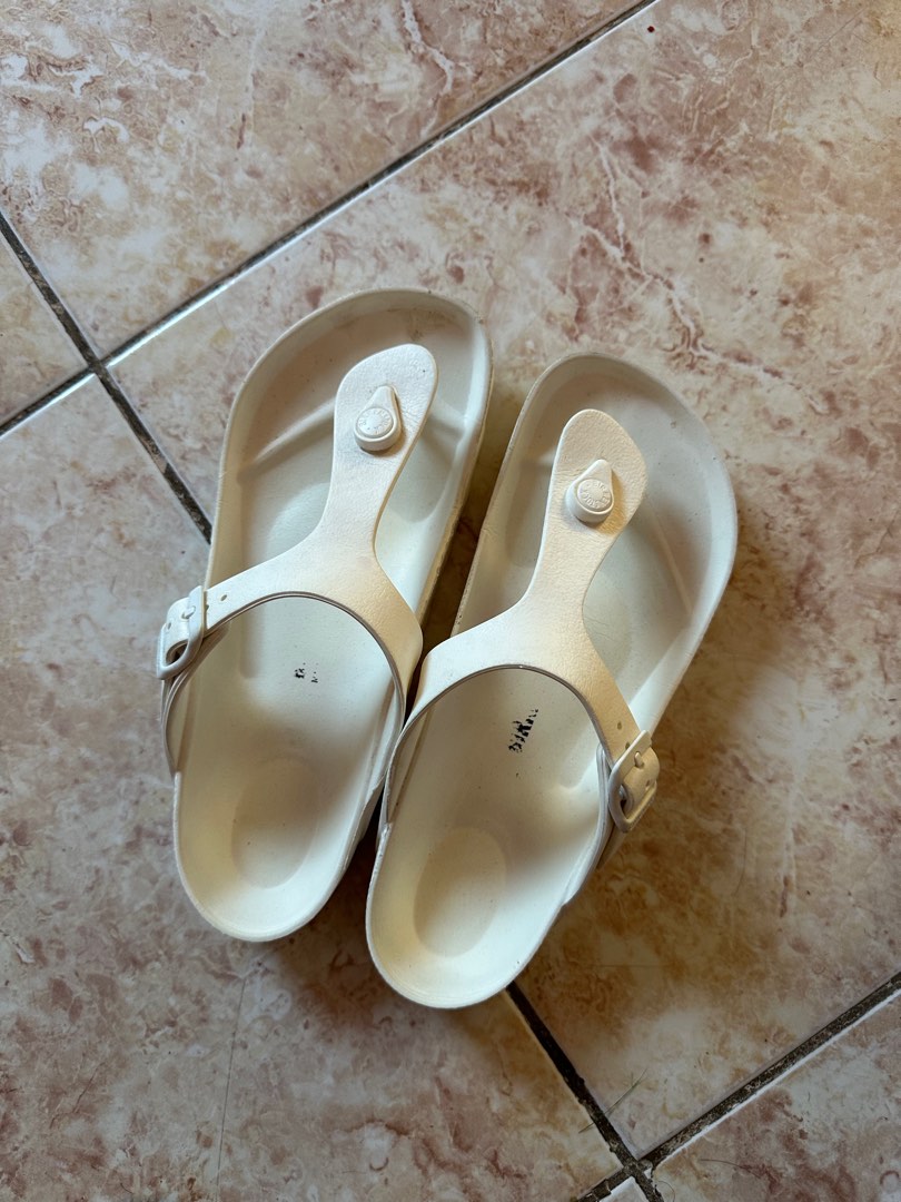 GIZEH ESSENTIALS WHITE, Women's Fashion, Footwear, Flats & Sandals on Carousell