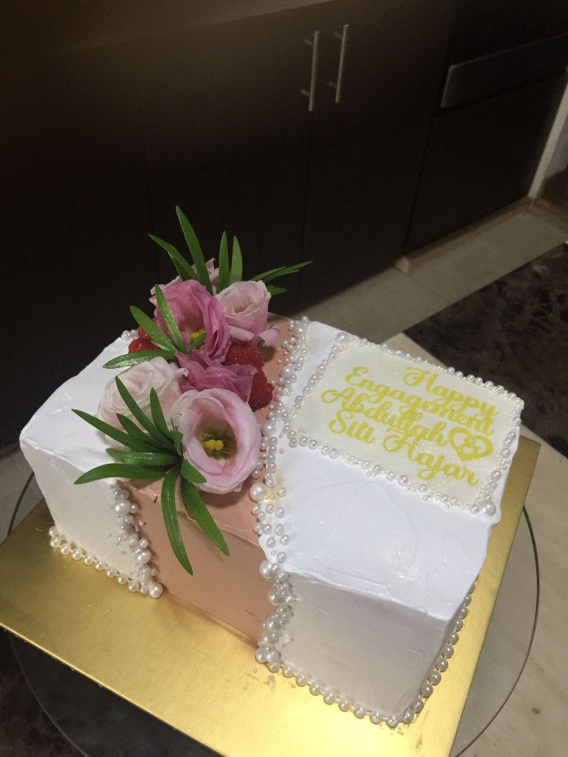 Sweet Assurance - Wedding Cake - Bloomington, MN - WeddingWire
