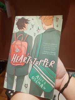 BOOK SALE !! HEARTSTOPPER Paperback (unsealed)