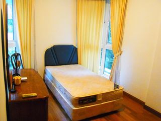 Holland Hill condo common room for rent
