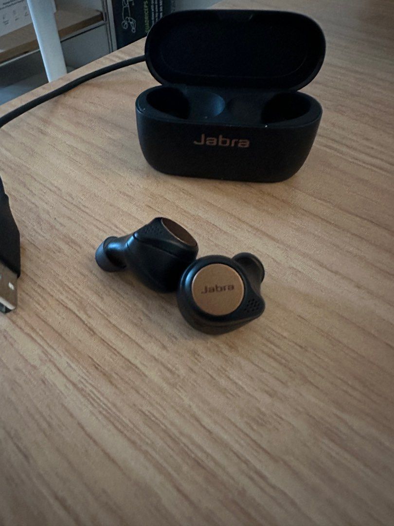 Jabra Elite True Wireless 75t (Category: Earphones) located in Makati City. Submitted by boiledspam (Listing ID 1269966673, Image 2). Description: Best true wireless earbuds vs Apple’s airpods. Bnew still sells at 8-9k. Used for 2 yrs only for gym. No problems. Cleaned deeply.