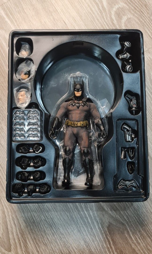 Mezco deals sovereign knight