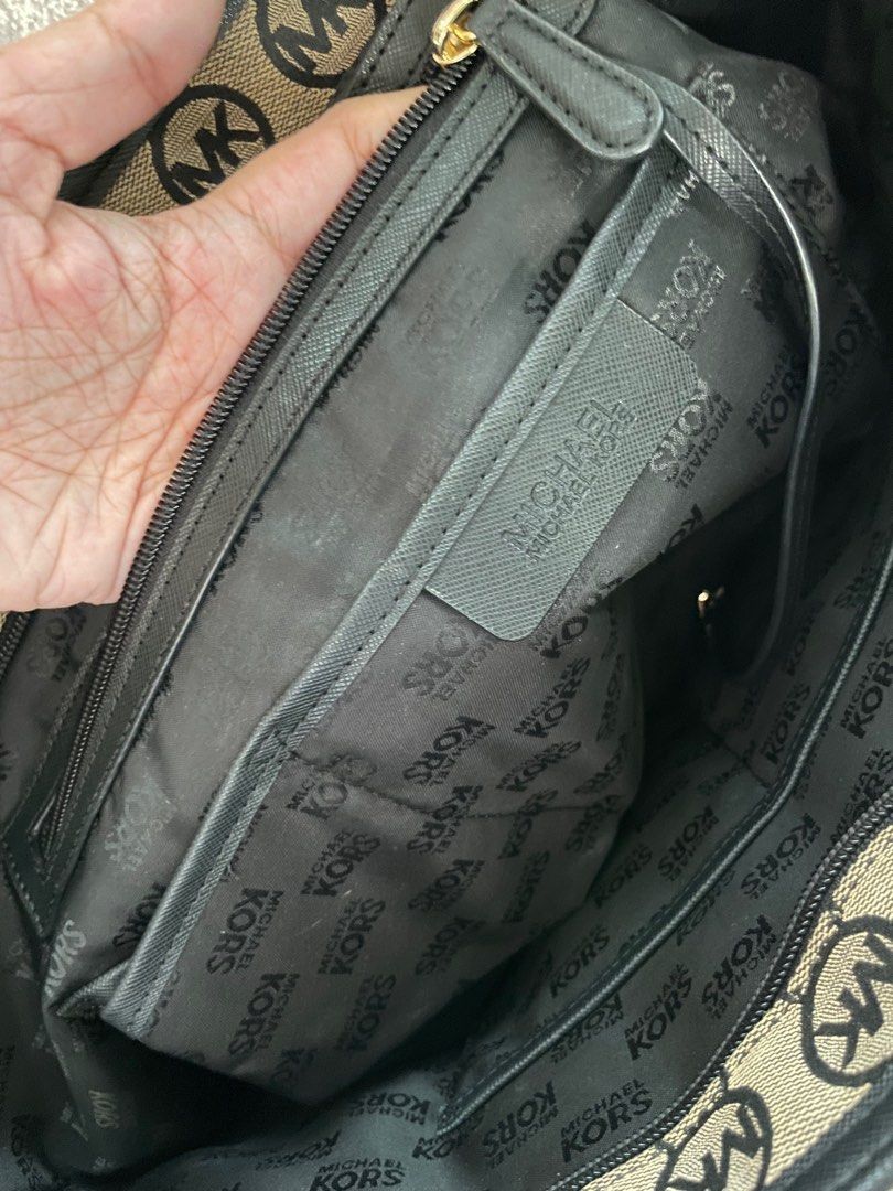 Michael Kors Tote Bag (Authentic) (Category: Luxury Bags & Wallets) located in Iloilo. Submitted by prelovedproject.ph (Listing ID 1269941234, Image 3). Description: Selling Authentic Michael Kors tote bag bought from the US. Issue: some visible fraying/cracks on the bag handle because of use RFS: Decluttering.