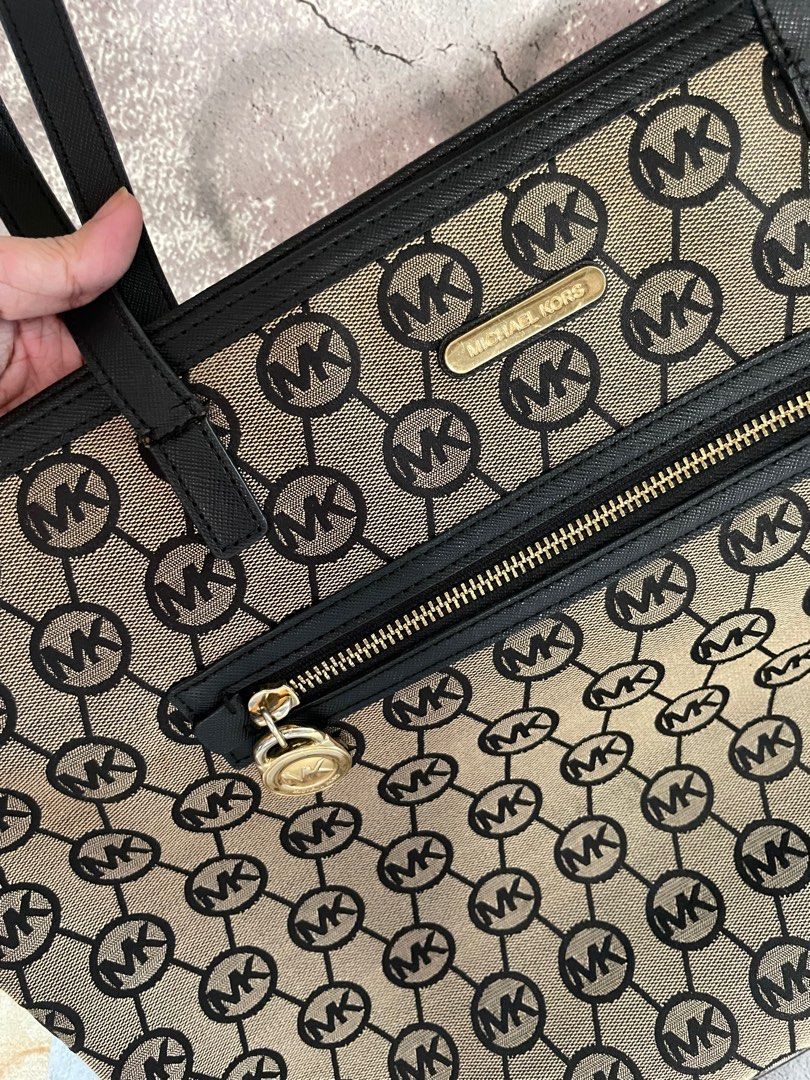 Michael Kors Tote Bag (Authentic) (Category: Luxury Bags & Wallets) located in Iloilo. Submitted by prelovedproject.ph (Listing ID 1269941234, Image 2). Description: Selling Authentic Michael Kors tote bag bought from the US. Issue: some visible fraying/cracks on the bag handle because of use RFS: Decluttering.