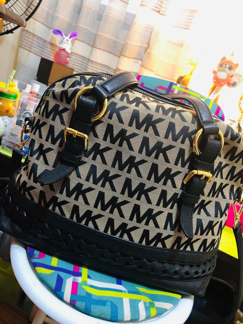 MK two way bag (Category: Luxury Bags & Wallets) located in Tacloban City. Submitted by khloeembs (Listing ID 1269980334, Image 2). Description: Original Pre owned bag, like new.. ( two way) .