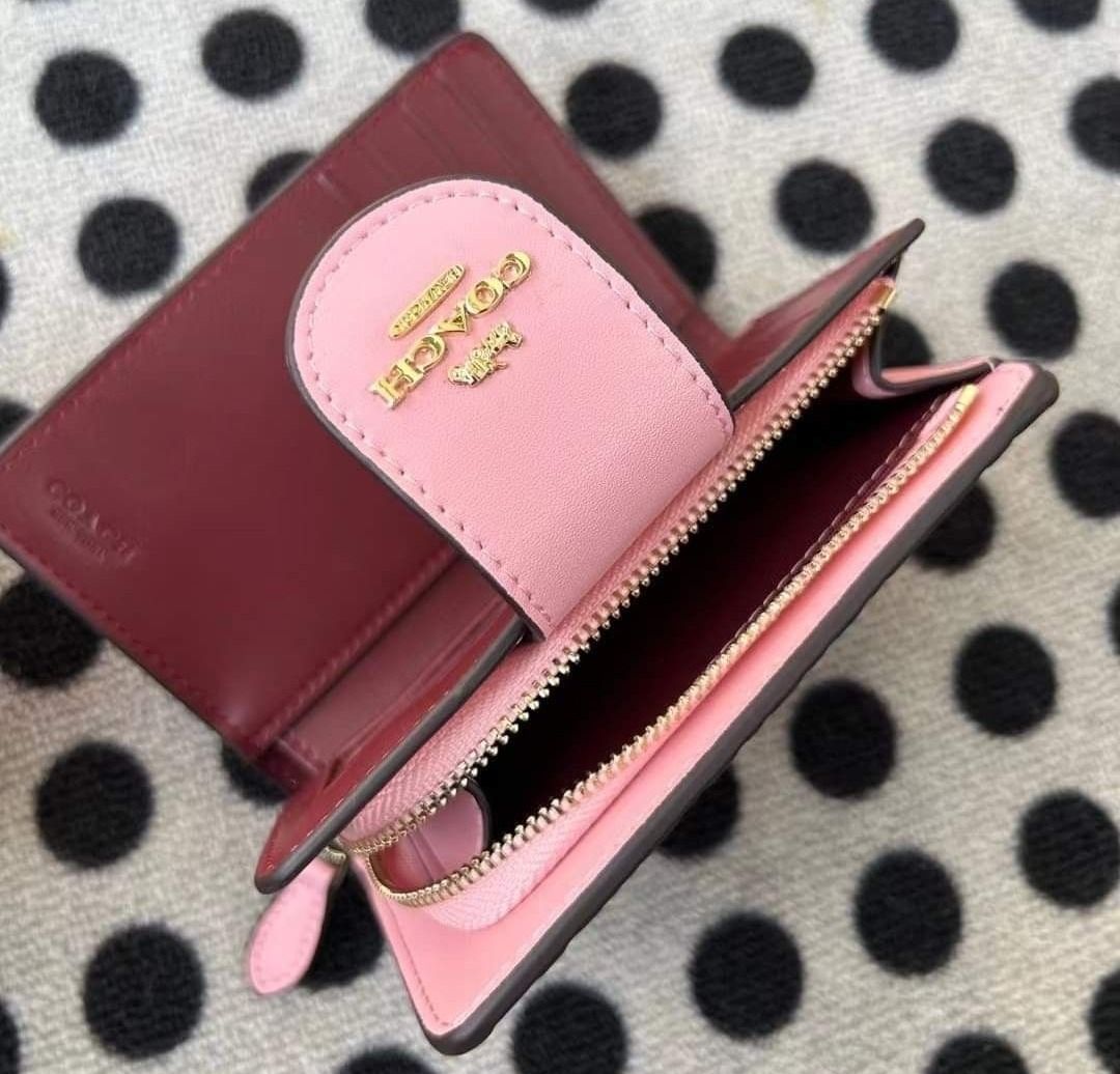 Coach wallet 2025 women pink