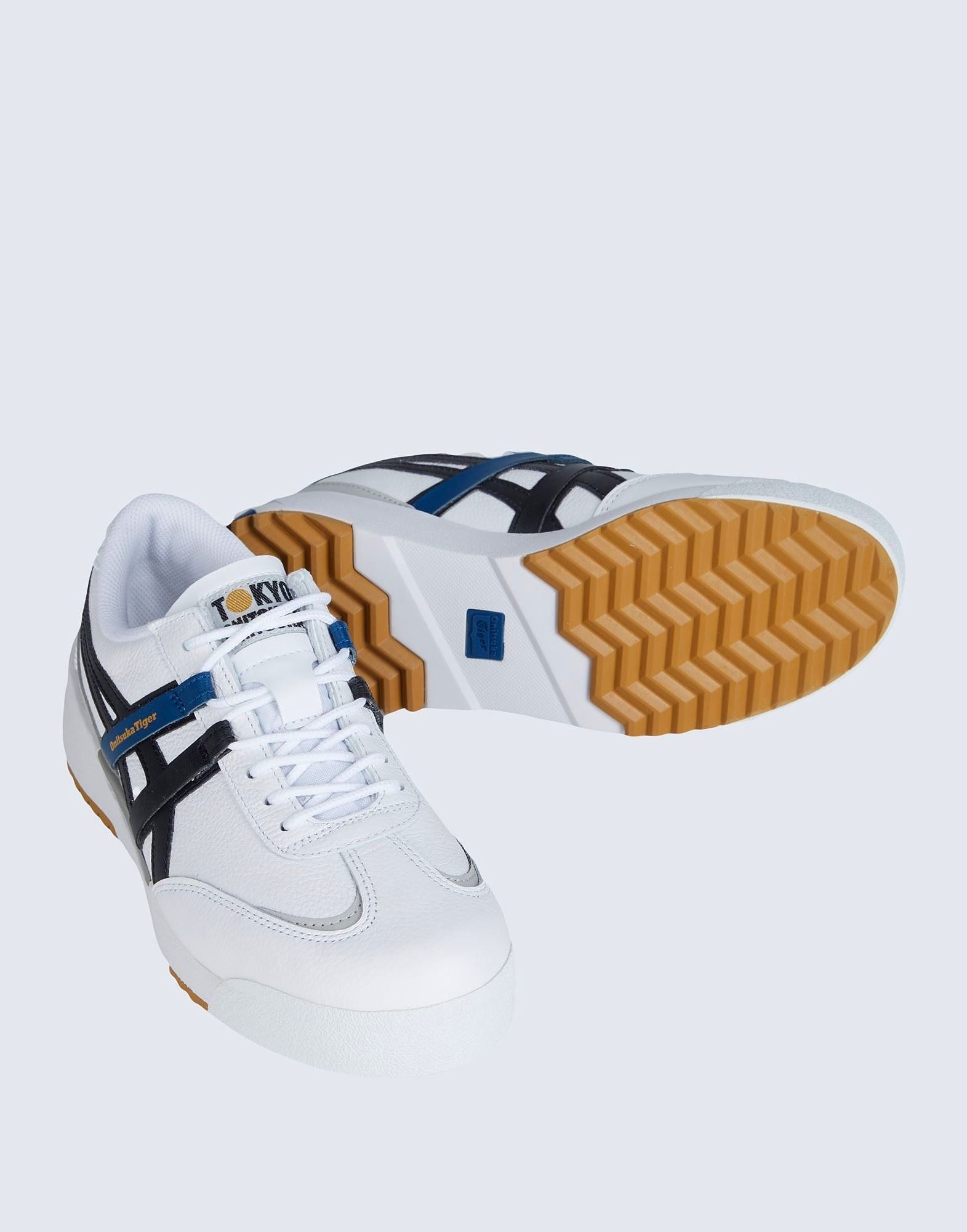 Onitsuka Tiger Delegation EX White|Black (Category: Sneakers & Footwear) located in Singapore. Submitted by recidence (Listing ID 1270031746, Image 3). Description: Tried it on for a short walk and realised it's a little bit too tight. Selling it off at S$109 (U.P. S$230). Complete with box and extra laces. US 8.5 / EU 42 / UK 7.5. The DELEGATION EX™ style is a modern take on the shoes worn by Japanese team at the international sport event held i