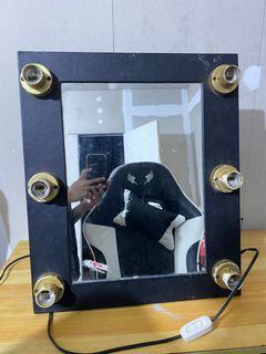 Vanity Mirror Makeup Mirror with 6 Bulb outlet