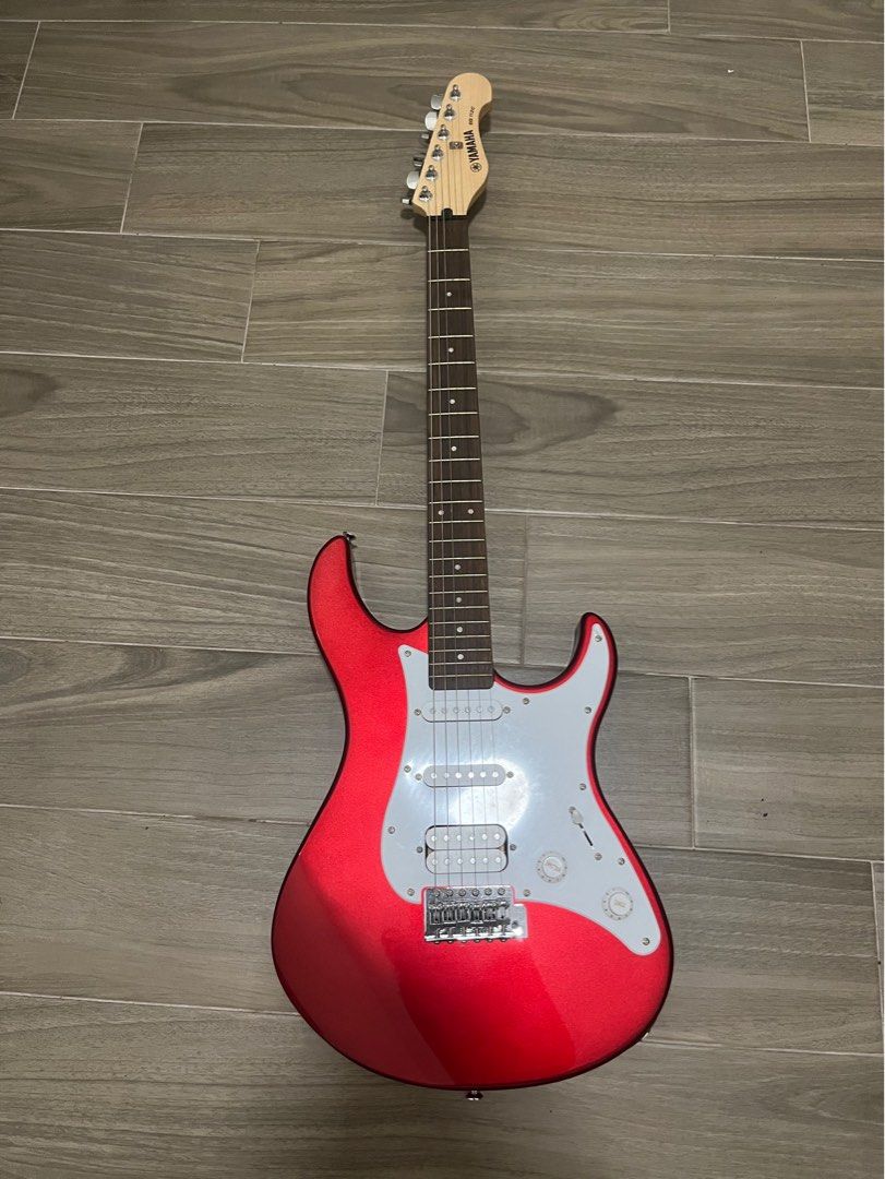 Yamaha Guitar Amp + Yamaha PAC012 Red Metalic Pacifica Entrylevel