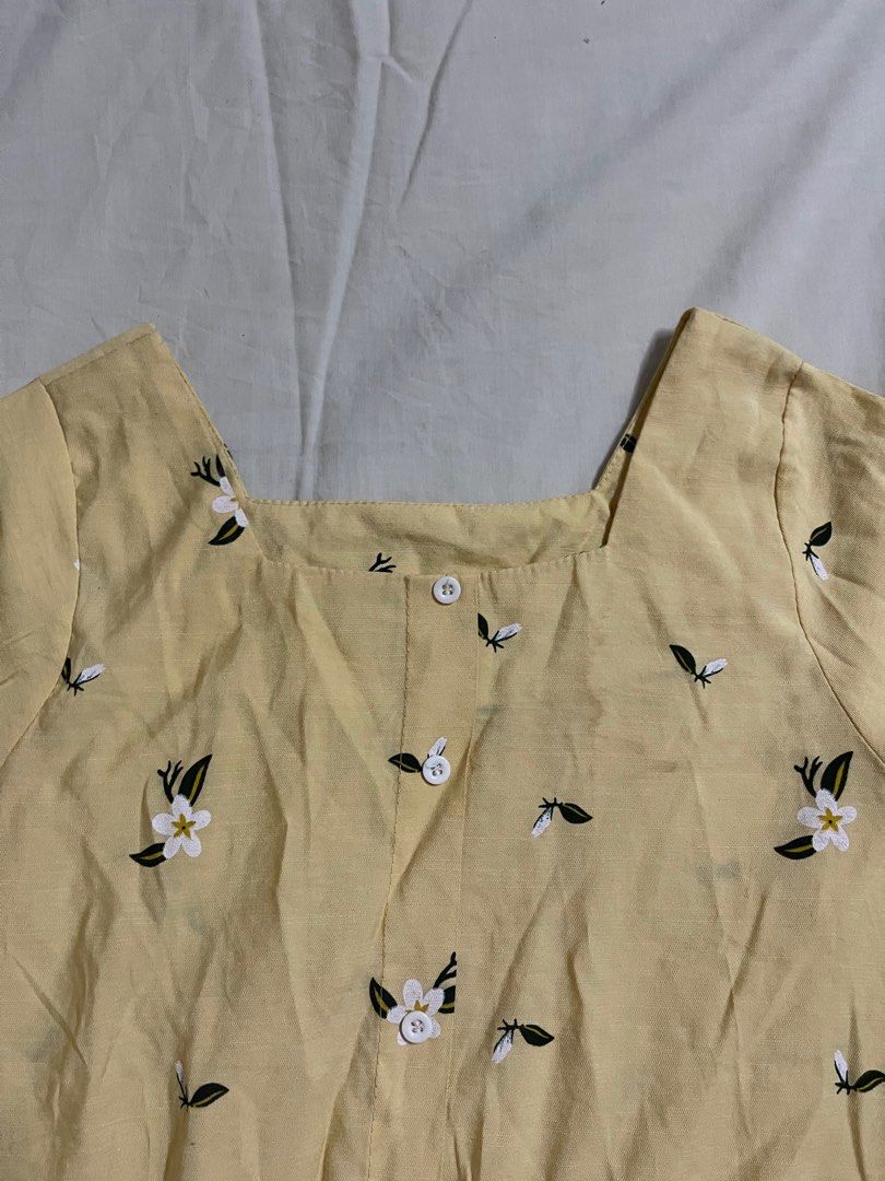 Yellow Blouse Tie Shirt Square Neck Top (Category: Blouses) located in Quezon City. Submitted by cerissacollection (Listing ID 1269957334, Image 3). Description: Preloved but never used Unbranded Has tie for waist RFS: decluttering Buy 2 or more, get discount 💸.