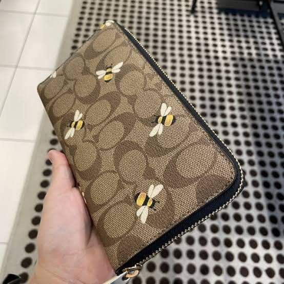 Authentic Coach Wallet for women (Category: Wallets & Card holders) located in Bulacan. Submitted by nehjauthentics (Listing ID 1270174614, Image 3). Description: 💼Super Ganda 💼 Coach Wallet ✅ MALL PULL0UT✅ ✅with inclusions ✅Price; 3700 php ✅Brand new✅New Arrival ......Not from outlet.... ✅free shipping promo..👍👍 ✅see my reviews for references pm for details👍👍👍 ❤️open for reseller❤️.