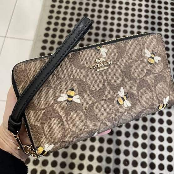 Authentic Coach Wallet for women (Category: Wallets & Card holders) located in Bulacan. Submitted by nehjauthentics (Listing ID 1270174614, Image 2). Description: 💼Super Ganda 💼 Coach Wallet ✅ MALL PULL0UT✅ ✅with inclusions ✅Price; 3700 php ✅Brand new✅New Arrival ......Not from outlet.... ✅free shipping promo..👍👍 ✅see my reviews for references pm for details👍👍👍 ❤️open for reseller❤️.