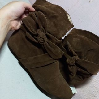 Brown boots (with tie design)