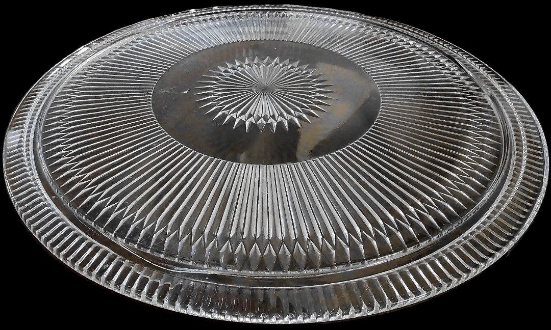 Cake serving platter with cover (Category: Bakeware) located in Manila. Submitted by great_buys (Listing ID 1270131371, Image 2). Description: Glass cake/pastry serving platter with aluminum cover..