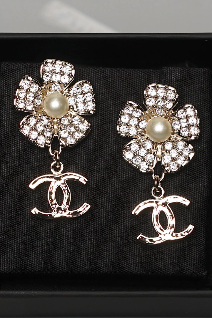 Chanel camellia pearl earrings deals