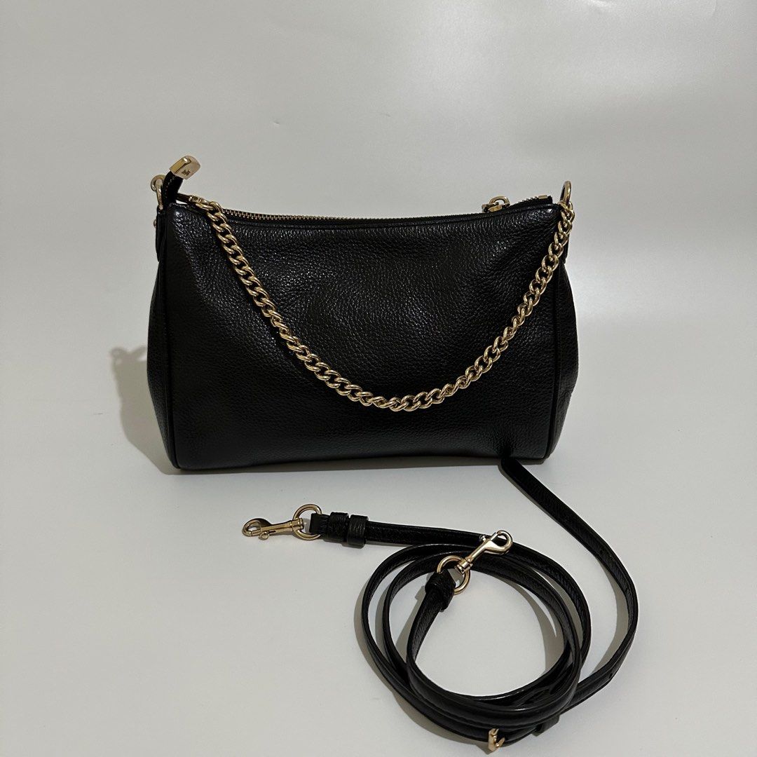 Coach Baguette (Category: Luxury Bags & Wallets) located in Makati City. Submitted by lux.mariah (Listing ID 1270219702, Image 3). Description: Guaranteed authentic 💗 No flaws With strap can be crossbody or kili Like new! Courier lalamove & j&t.