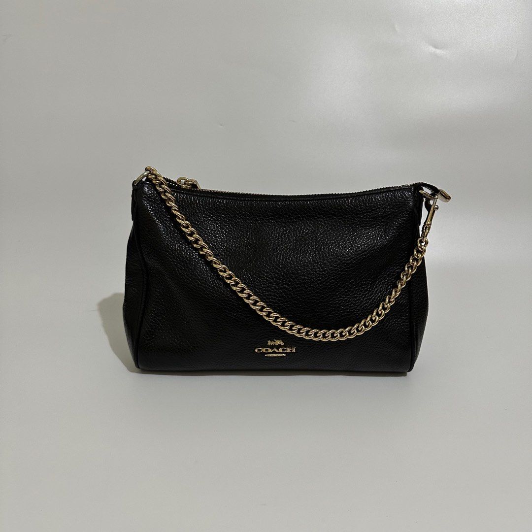 Coach Baguette (Category: Luxury Bags & Wallets) located in Makati City. Submitted by lux.mariah (Listing ID 1270219702, Image 1). Description: Guaranteed authentic 💗 No flaws With strap can be crossbody or kili Like new! Courier lalamove & j&t.