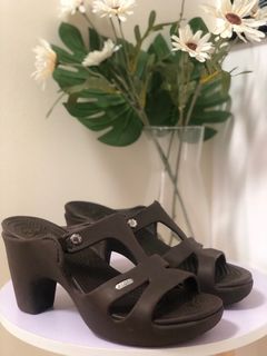 Crocs Brown Cyprus V Heel Sandal Women Size 9 Women s