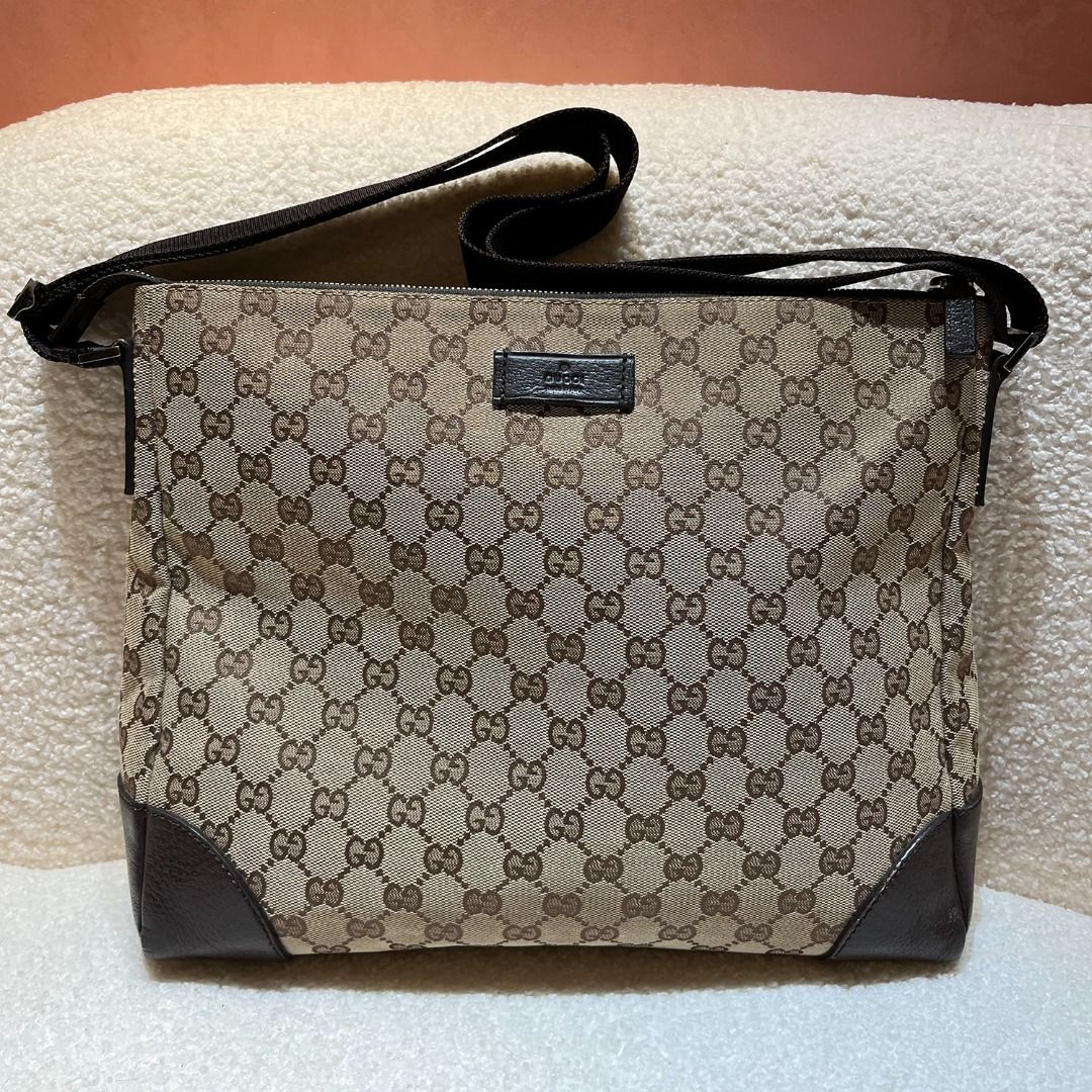 Gucci hotsell monogram messenger