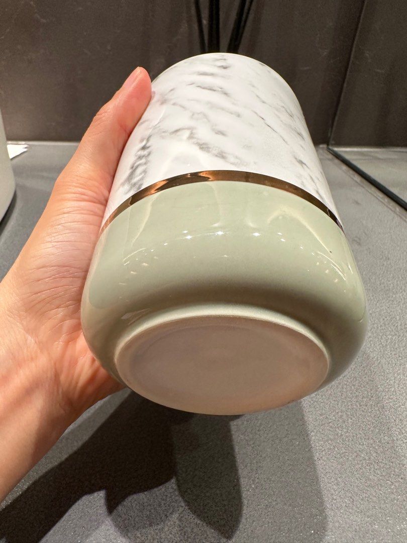 Neom Diffuser （分類：家居香薰）位於 Hong Kong。 由 ketosisho 提交（商品編號 1270205988，圖片 3）。簡介： *Neom Diffuser holder only , diffuser sticks not included *Clay material * like new 。