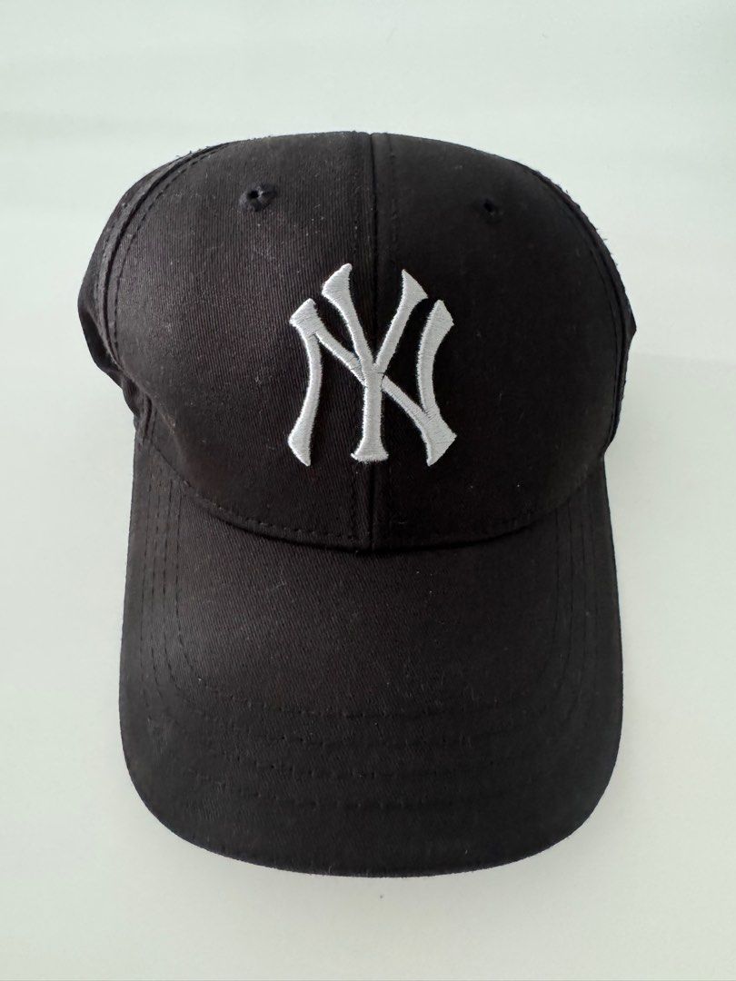 New York Yankee Cap, Men's Fashion, Watches & Accessories, Caps & Hats on Carousell