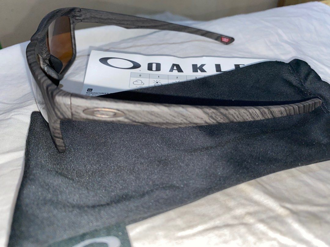 Oakley holston woodgrain top