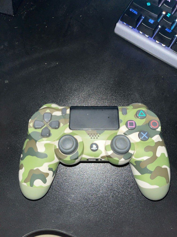PS4 Controller (Category: Controllers) located in Singapore. Submitted by replylehcb (Listing ID 1270122770, Image 1). Description: Dont use it anymore.